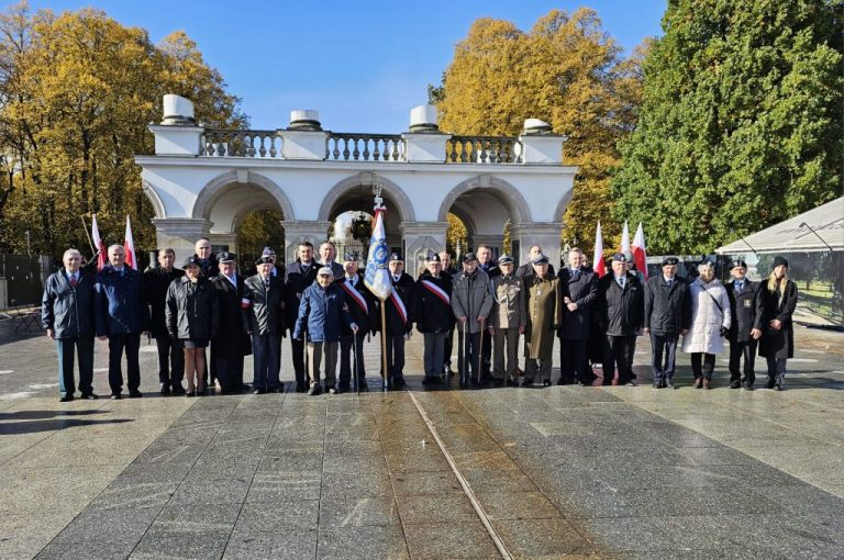 W HOŁDZIE ŻOŁNIERZOM DYWIZJI KOŚCIUSZKOWSKIEJ