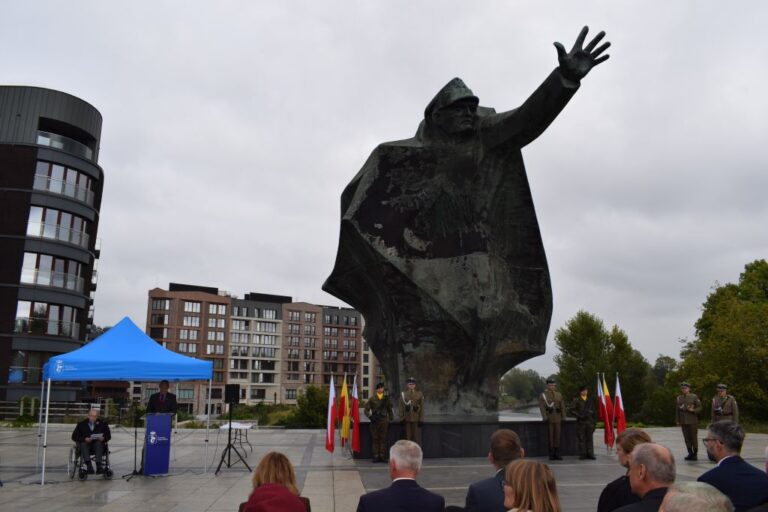 UROCZYSTOŚĆ PRZY POMNIKU KOŚCIUSZKOWCÓW